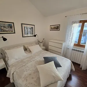  Apartment Parenzana, Little Row House With Big Yard In Istria